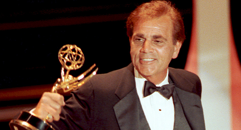 Alex Rocco riceve il premio Emmy nel 1990 per il ruolo nel telefilm "The Famous Teddy Z" (AP Photo/Nick Ut, File)