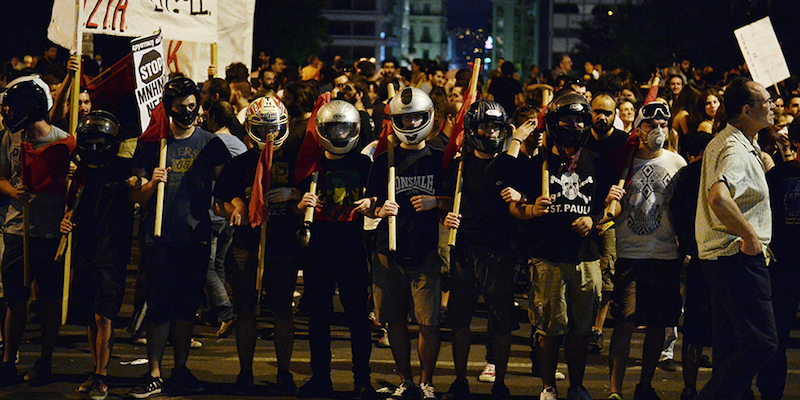 Le proteste di fronte al Parlamento di Atene. (LOUISA GOULIAMAKI/AFP/Getty Images)