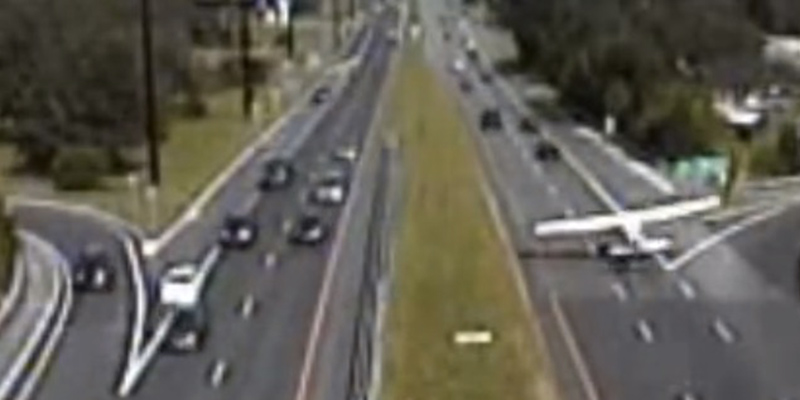 Lo spettacolare atterraggio di un aereo da turismo su un’autostrada nel New Jersey, Stati Uniti (video)