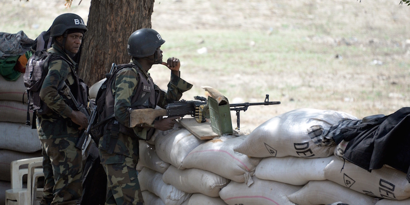 Due soldati camerunensi a Fotokol, in Camerun. (Reinnier KAZE/AFP/Getty Images)