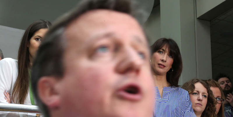 Il primo ministro britannico David Cameron e, alle sue spalle, la moglie Samantha, maggio 2015. 
(Christopher Furlong/Getty Images)