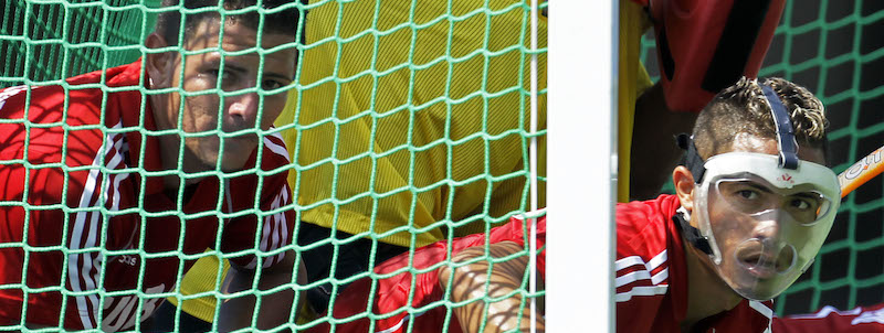 I cubani Lazaro Garcia (a destra) e Roger Aguilera della nazionale cubana di hockey su prato, nella semi-finale dei giochi Pan Americani a Città del Messico, nel 2011. 
(AP Photo/Jorge Saenz)