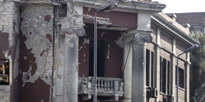 L'edificio del consolato italiano al Cairo danneggiato dall'esplosione di un'autobomba, l'11 luglio 2015 (AP Photo/ Mohammed el-Raai)