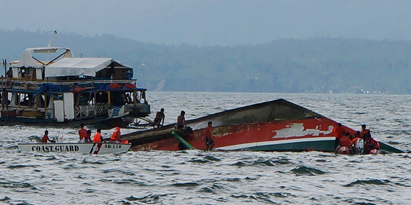 I primi soccorsi al traghetto, il 2 luglio (Ignatius Martin/Miquicar Photostudio via AP)