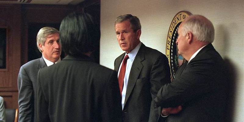 Il presidente George W. Bush insieme al suo staff alla Casa Bianca, l'11 settembre 2001. (David Bohrer / National Archives)