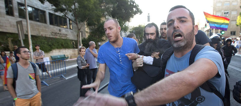 Il sospettato poco dopo essere arrestato dalla polizia (AP Photo/Sebastian Scheiner)