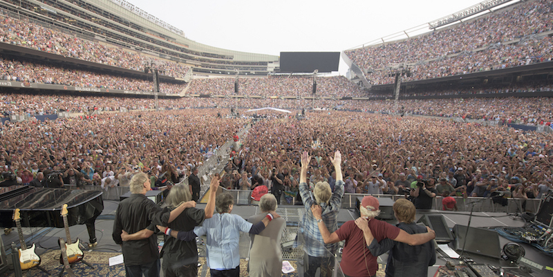 I Grateful Dead alla fine del loro concerto del 5 luglio 2015 (in una foto modificata) (Jay Blakesberg/Invision for the Grateful Dead/AP Images)