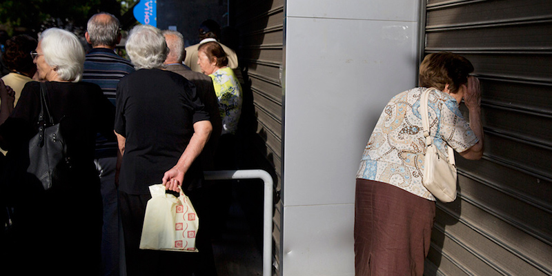 Una pensionata fuori da una banca chiusa ad Atene, Grecia (AP Photo/Petros Giannakouris)