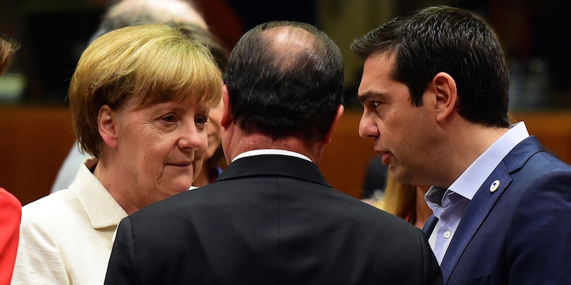La cancelliera tedesca Angela Merkel, il presidente francese Francois Hollande e il primo ministro greco Alexis Tsipras. (JOHN MACDOUGALL/AFP/Getty Images)
