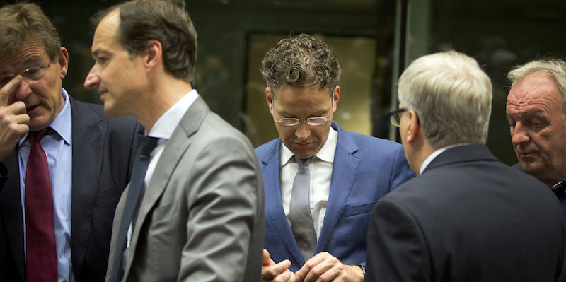 Il ministro delle Finanze olandese e presidente dell'eurogruppo Jeroen Dijsselbloem (al centro) a Bruxelles. (AP Photo/Virginia Mayo)