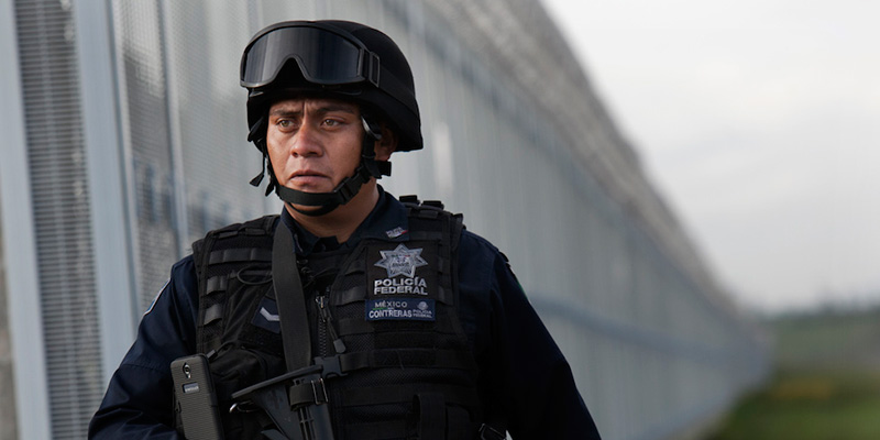 Un agente della polizia federale, fuori dalla prigione dell'Altiplano. (AP Photo/Marco Ugarte)