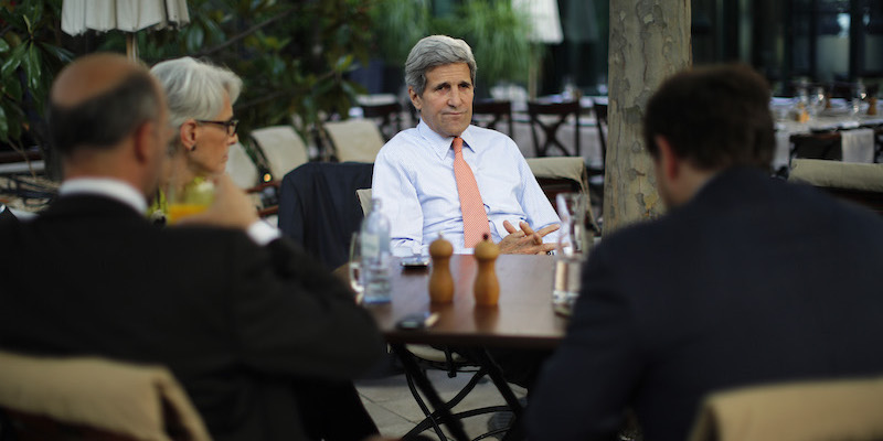 Il segretario di stato americano John Kerry con alcuni collaboratori a Vienna, il 2 luglio 2015. (Carlos Barria/Pool via AP)