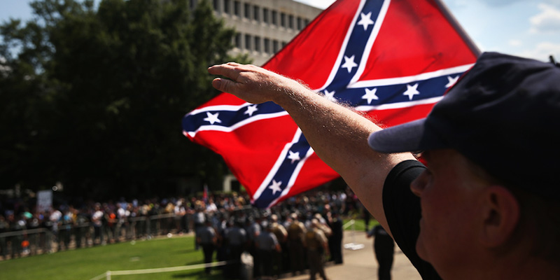 Il saluto nazista di un membro del Ku Klux Klan, e una bandiera confederata. Il 18 luglio a Columbia, South Carolina (John Moore/Getty Images)
