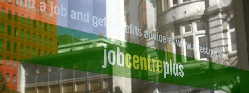 La vetrina di un centro di assistenza per disoccupati a Soho, Londra, nel 2011. 
(AP Photo/Kirsty Wigglesworth)