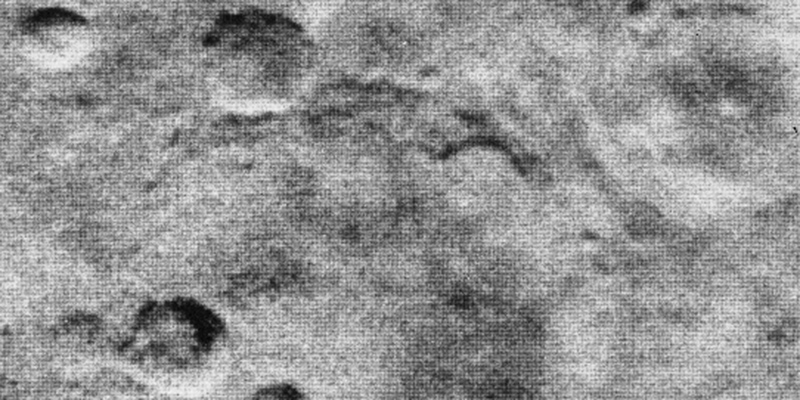 La superficie marziana fotografata da Mariner 4 il 15 luglio 1965 (NASA.gov)