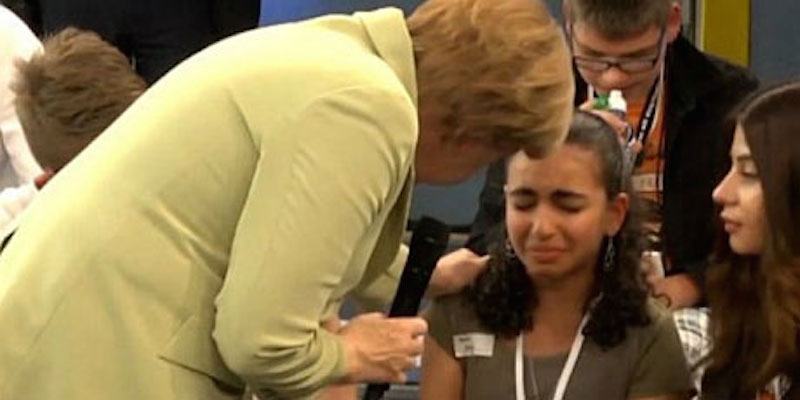 Merkel, la bambina, la Grecia, tutti noi