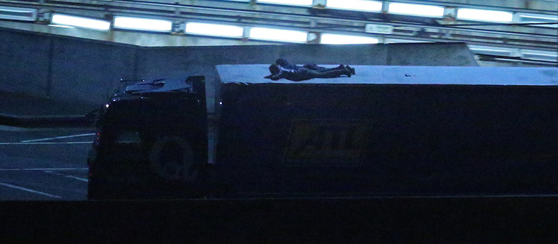 Due migranti aggrappati al tetto di un camion all'ingresso dell'Eurotunnel a Folkestone, Inghilterra.
(Peter Macdiarmid/Getty Images)