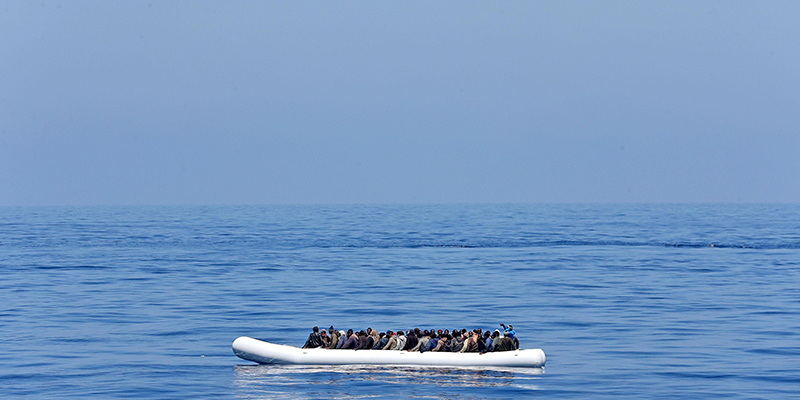 Alcuni migranti su un gommone nel mar Mediterraneo, in una foto d'archivio del 22 aprile 2015 (ANSA/ALESSANDRO DI MEO)
