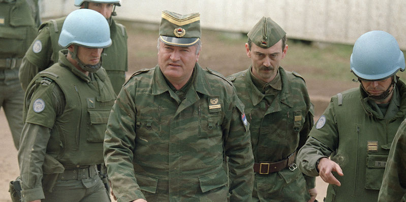 Ratko Mladic (secondo da sinistra) all'aeroporto di Sarajevo. (AP Photo/Michael Stravato)
