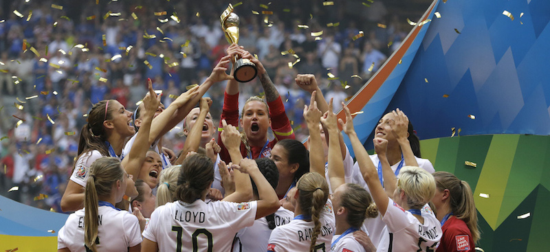 La nazionale degli Stati Uniti festeggia la vittoria ai Mondiali col trofeo (AP Photo/Elaine Thompson)