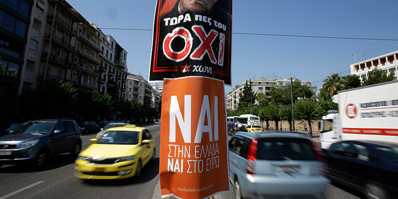Due poster, uno a favore del "Sì" ("Nai") e uno a favore del "No" ("Oxi") (AP Photo/Thanassis Stavrakis)