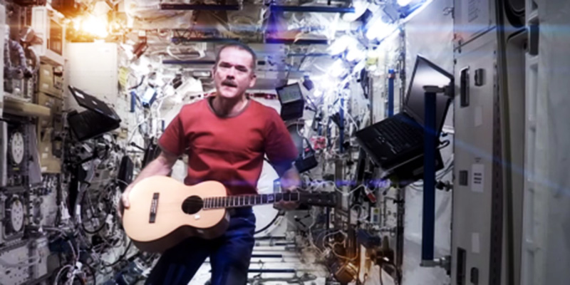 L'astronauta Chris Hadfield, dallo spazio (YouTube)