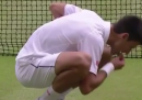 Il video di Novak Djokovic che mangia l'erba di Wimbledon dopo la finale