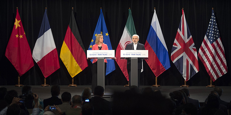 Federica Mogherini, Alto rappresentante per la politica estera dell'Unione Europea, e Mohammad Javad Zarif, ministro degli Esteri dell'Iran. (JOE KLAMAR/AFP/Getty Images)