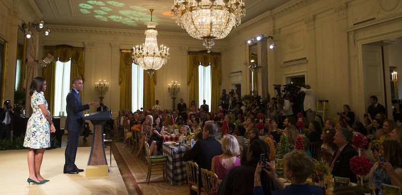 Michelle Obama di fianco al presidente Barack Obama alla Casa Bianca, Washington, 10 luglio 2015 (AP Photo/Evan Vucci)