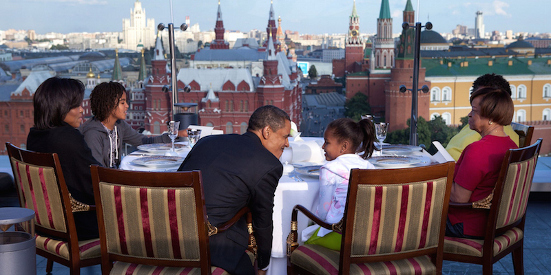 Obama pranza con la sua famiglia sul tetto del Ritz Carlton Hotel di Mosca, 7 luglio 2009 (Official White House Photo by Pete Souza)