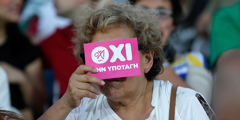Una sostenitrice del "No" a una manifestazione ad Atene, Grecia (AP Photo/Petr David Josek)