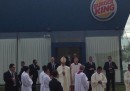 Papa Francesco si è cambiato dentro un Burger King in Bolivia