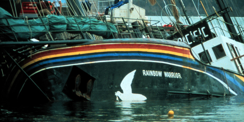 La Rainbow Warrior nel porto di Auckland dopo essere stata bombardata dai servizi segreti francesi.