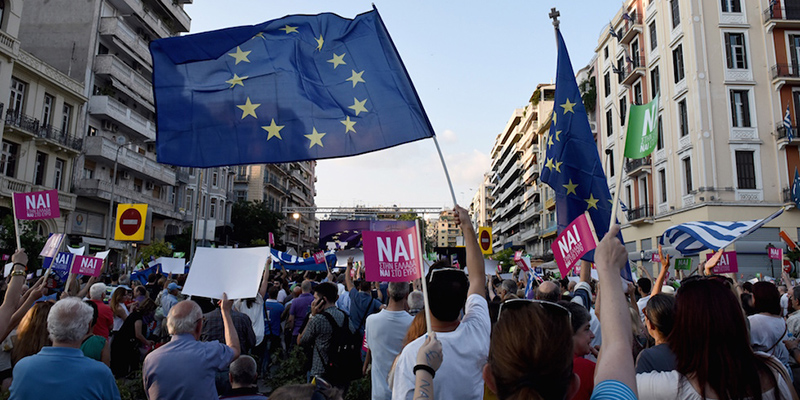 Sostenitori del "Sì" al referendum manifestano a Salonicco, Grecia (AP Photo/Giannis Papanikos)