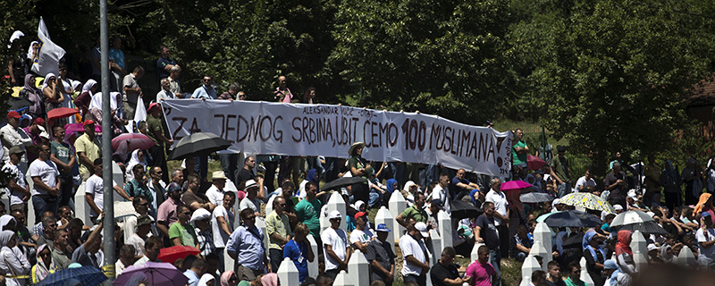 Lo striscione che dice "Per ogni serbo ucciso uccideremo cento musulmani", frase attribuita a Aleksandar Vucic, mostrato durante la cerimonia di sabato (AP Photo/Marko Drobnjakovic)
