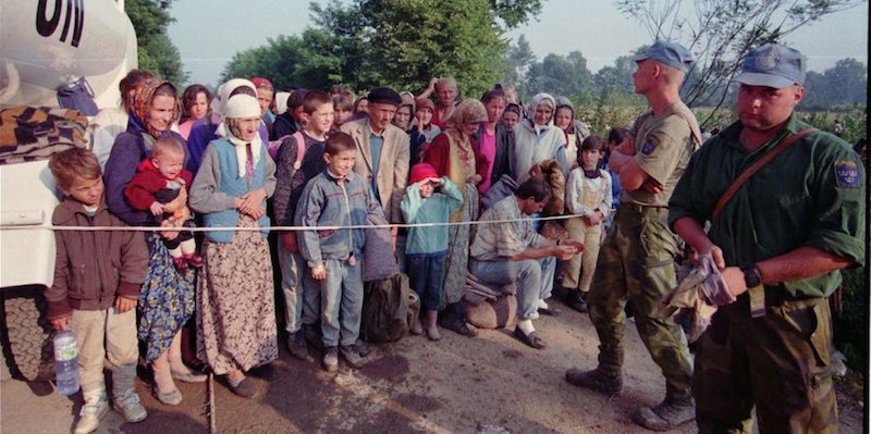 Soldati svedesi dell'ONU alla base ONU di Tuzla, il 14 luglio 1995. (AP Photo/Darko Bandic)
