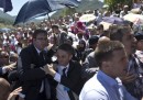 Il video dell'attacco al primo ministro serbo durante una cerimonia a Srebrenica