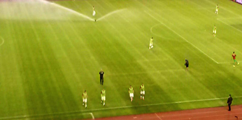 Una svastica disegnata sul campo di Spalato dove si gioca Croazia-Italia. Nella met‡ campo nella quale gli azzurri hanno attaccato nel primo tempo, Ë comparsa sull'erba un inequivocabile simbolo nazista, alla vista non chiaro se con un taglio d'erba in controverso o con una pittura che ha seccato l'erba. Fatto sta che nell'intervallo alcuni inservienti sono entrati in campo gettando zolle d'erba sulla traccia, perché dall'alto il segno non fosse riconoscibile, 12 giugno 2015. ANSA/GRANT