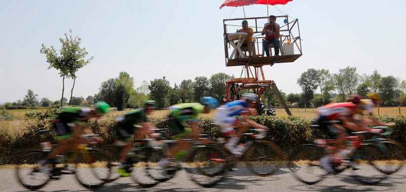 Due persone si sono attrezzate per assistere al passaggio dei corridori sopra un trespolo, durante la tredicesima tappa del Tour de France. (AP Photo/Christophe Ena)