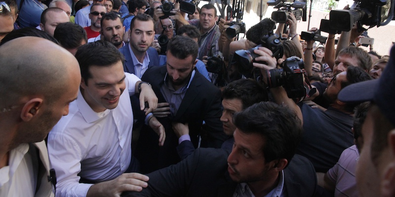 Alexis Tsipras a un seggio elettorale di Atene. (AP Photo/Spyros Tsakiris)