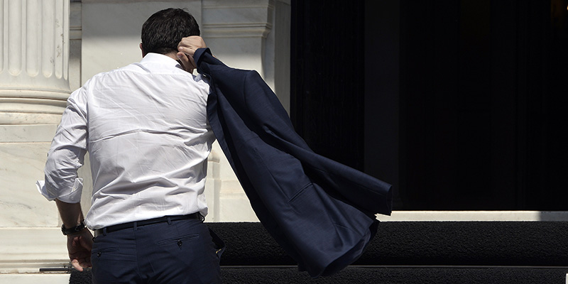 Alexis Tsipras tornato ad Atene dopo i negoziati a Bruxelles, il 13 luglio 2015. (LOUISA GOULIAMAKI/AFP/Getty Images)