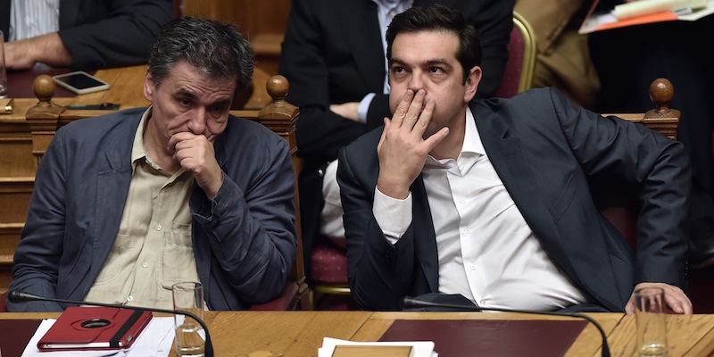 Il primo ministro Alexis Tsipras e il ministro delle Finanze Eyclid Tsakalotos al Parlamento greco. (ARIS MESSINIS/AFP/Getty Images)