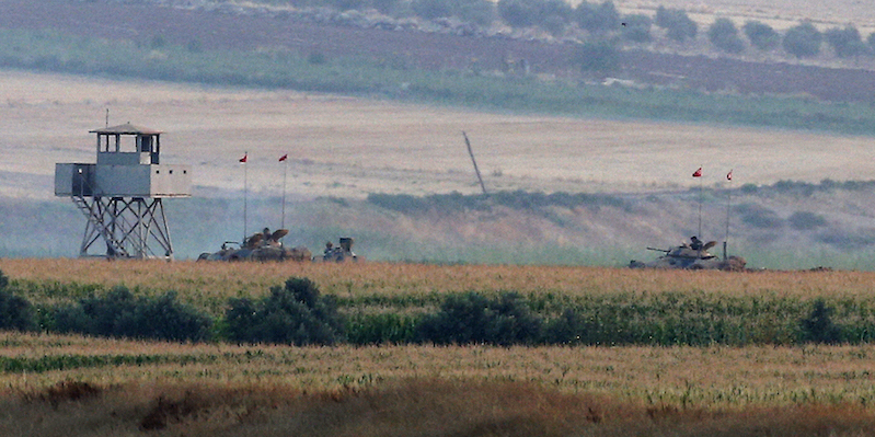 Carri armati turchi al confine con la Siria vicino a Elbeyi, in Turchia. (AP Photo/Emrah Gurel)