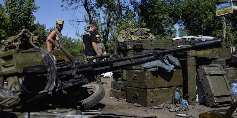Soldati ucraini a Dzerzhynsk, Donetsk, il 4 luglio 2015. (ALEKSEY CHERNYSHEV/AFP/Getty Images)