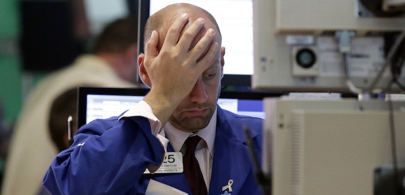 Un tecnico della borsa di New York. (AP Photo/Richard Drew)