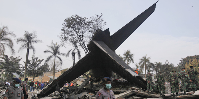 Ricerche sul luogo dell'incidente dell'aereo militare a Medan, in Indonesia, 1 luglio, 2015. (AP Photo/Binsar Bakkara)