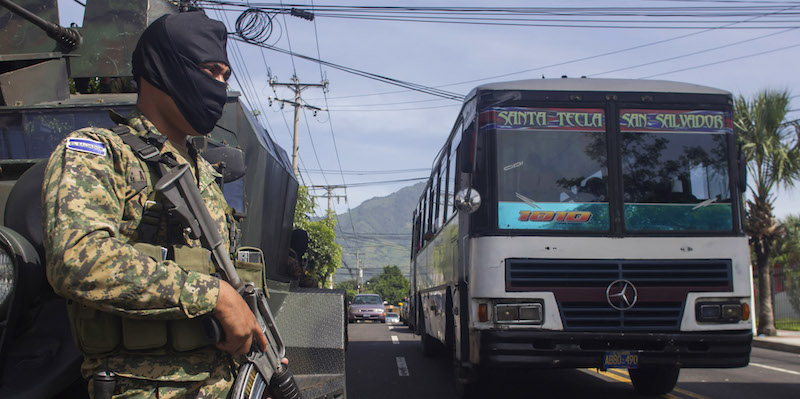 Un soldato pattuglia una fermata del bus a San Salvador (AP Photo/Salvador Melendez)