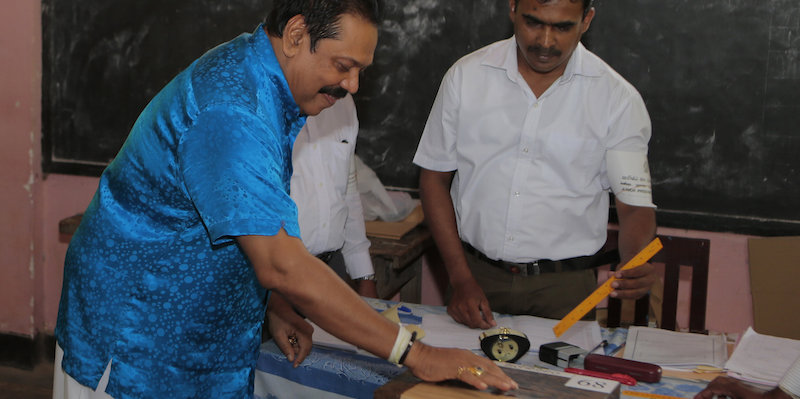 Mahinda Rajapaksa durante il voto (AP Photo/Eranga Jayawardena)