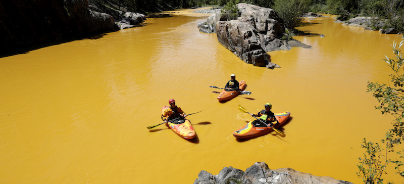 Il fiume diventato giallo in Colorado