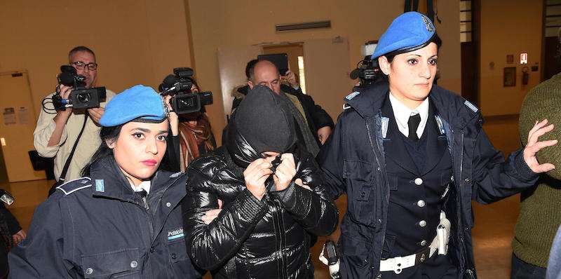La studentessa Martina Levato viene portata nell'aula delle direttissime del palazzo di Giustizia di Milano, 8 gennaio 2015. ANSA/DANIEL DAL ZENNARO